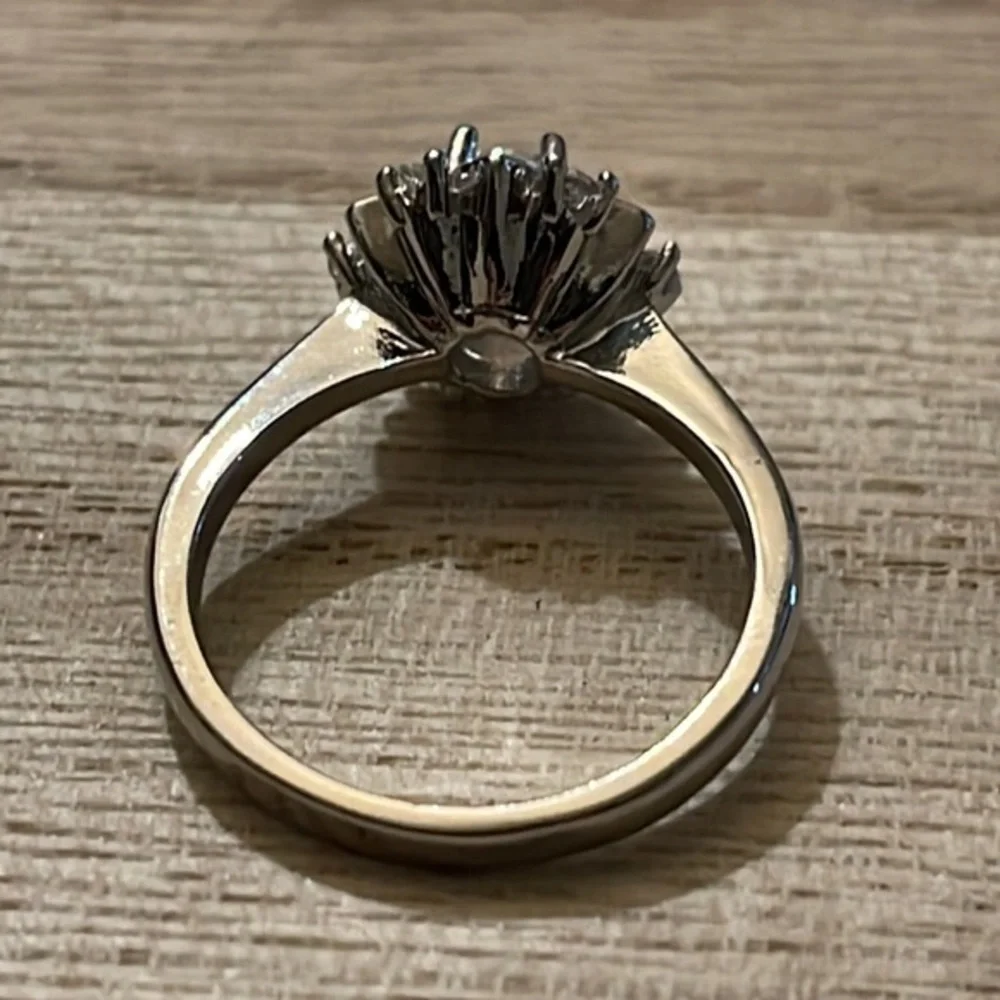 Elegant flower ring
